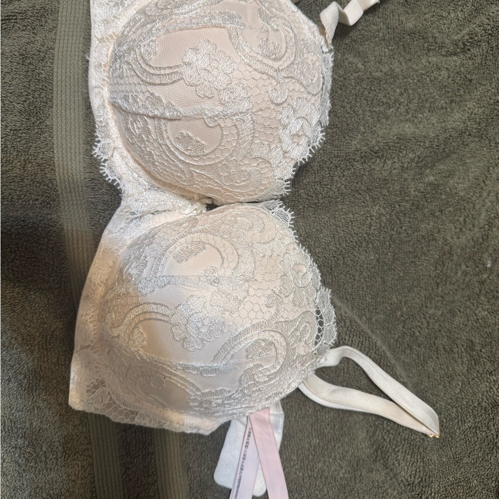36 D Victoria Secret dream angel Elegant White Lace Bra  lightly lined so pretty